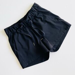 Lululemon SIZE 2 On The Fly shorts 2.5” in black